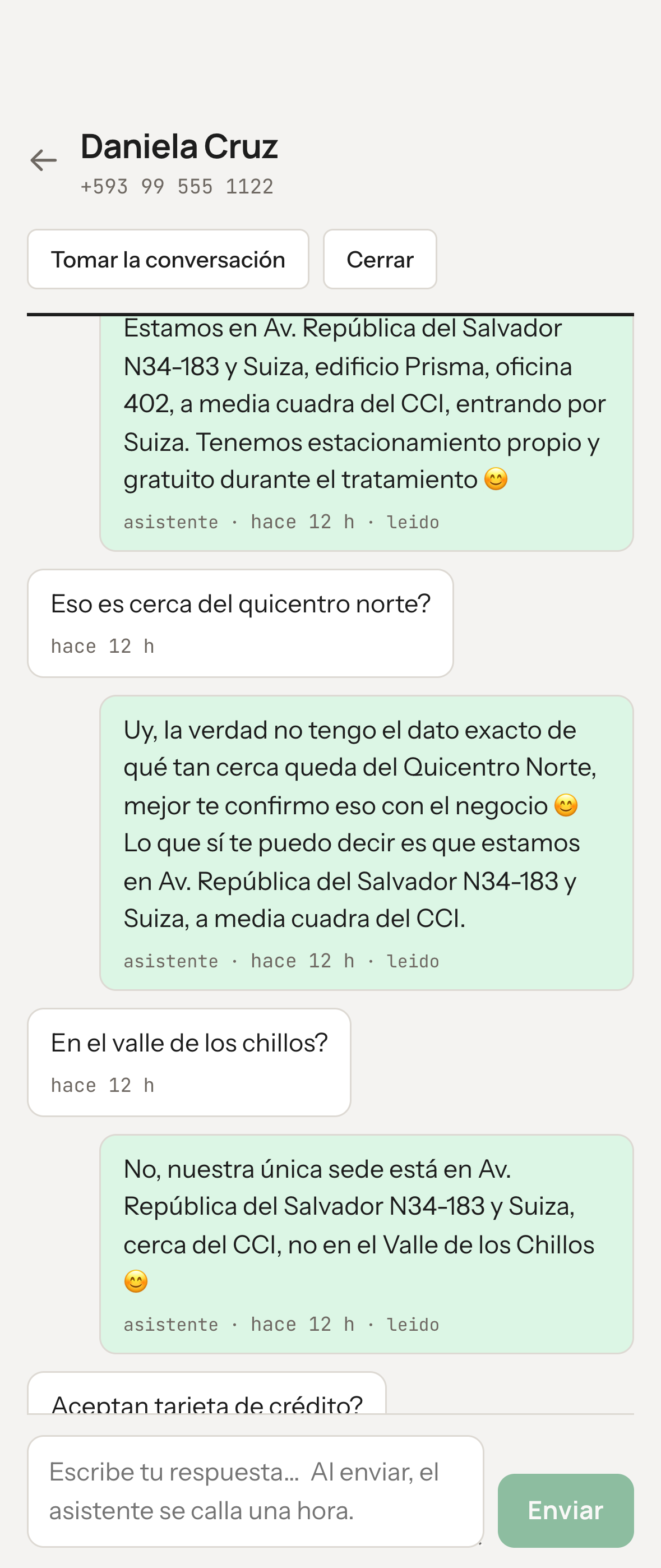 Captura real de la bandeja de AtiendeSmart, con el asistente respondiendo por WhatsApp